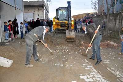Cizre'de mahallelere kazılan hendekler kapatılmaya başlandı