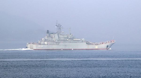 Rus askeri gemileri Çanakkale Boğazı'ndan peşpeşe geçti