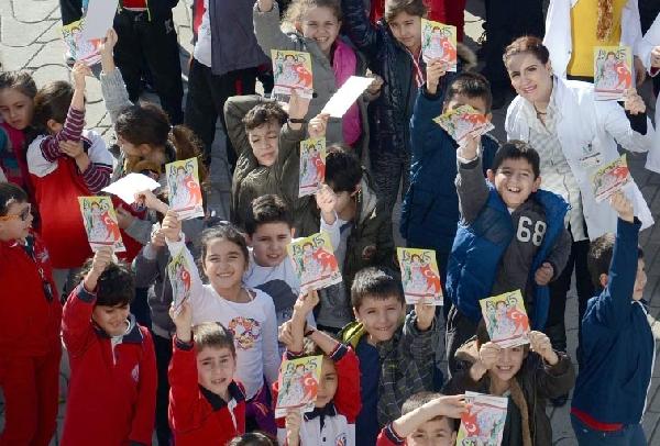 Öğrencilerden büyüklere yılbaşı kartpostalı