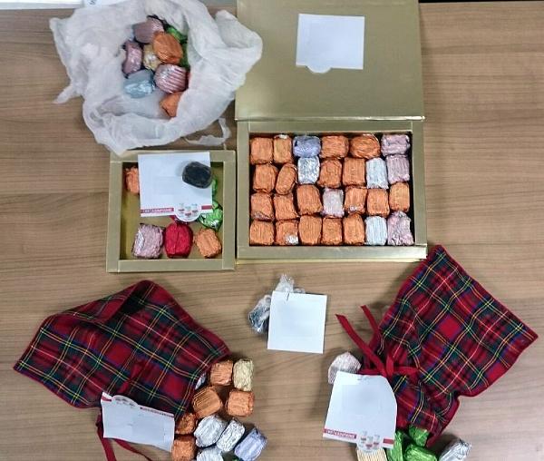 Çikolata kutuları içinde afyon sakızı yakalandı