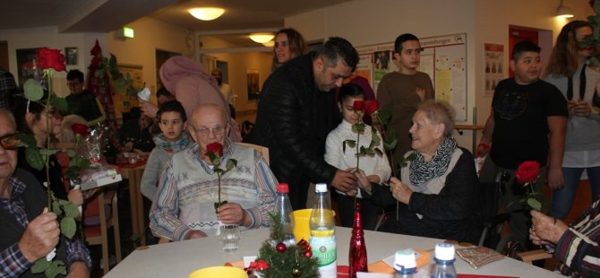 Türk çocuklar, yaşlı Almanları yalnız bırakmadı