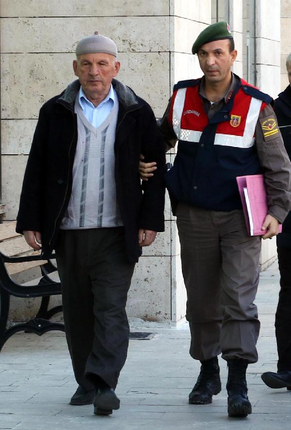 Oğlunun nişanında havaya rastgele ateş edip yaşlı kadını ağır yaraladı