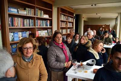 Evindeki bir kütüphane dolusu kitabı bağışladı