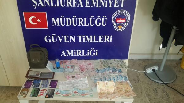 Polisi görünce kaçan kişinin üzerinden uyuşturucu ve çalıntı para çıktı