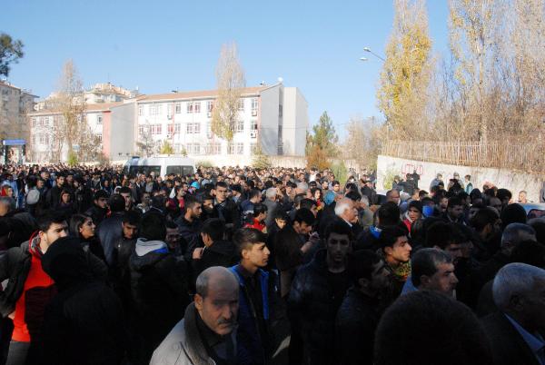 Diyarbakır'da Sur'a yürüyüşe izin verilmedi, olaylar çıktı