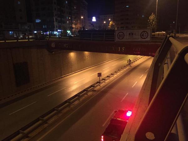 Yavru kediyi ezilmekte itfaiye ekipleri kurtardı