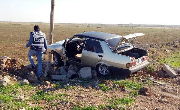 'Dur' ihtarına uymayıp direğe çarpan otomobilde 5 kilo esrar