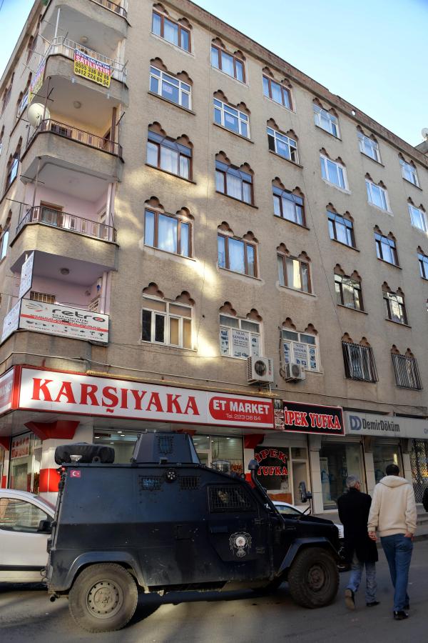 Diyarbakır'da binaya isabet eden cisim panik yarattı