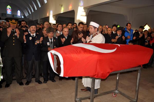 Kıbrıs gazisi, askeri törenle toprağa verildi