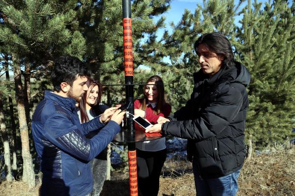 Kampüste telefon şarjı biten öğrenciler çözümü güneş enerjisinde buldu