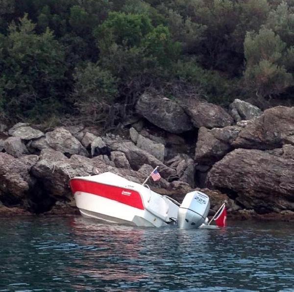Sürat teknesi karaya vurmuş olarak bulundu