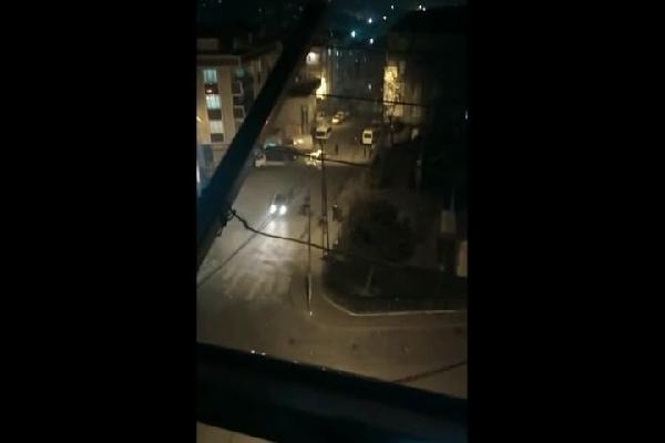 Araç geçerken böyle patlama oldu...