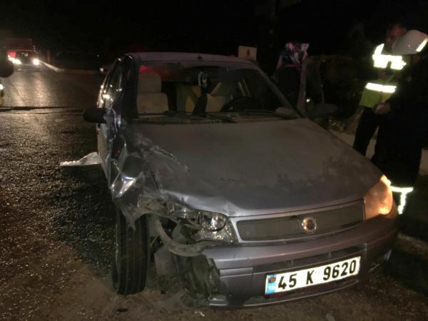 Otomobille kamyonet çarpıştı: 4 yaralı