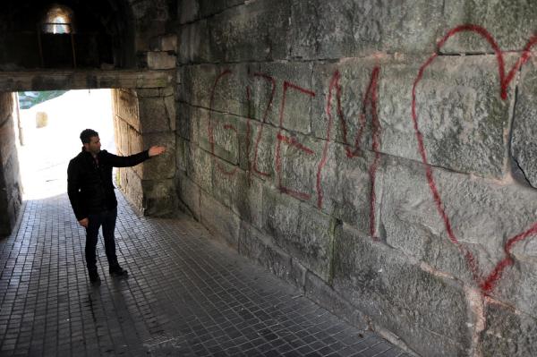 Tarihi Amasra Kalesi'nde sprey yazı kirliliği