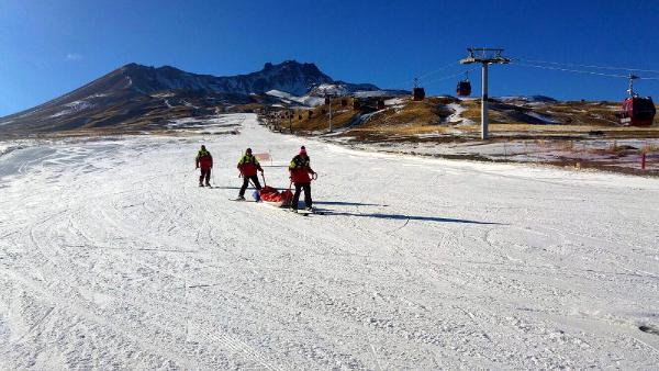 Erciyes'te, yılbaşına suni karlı kayak