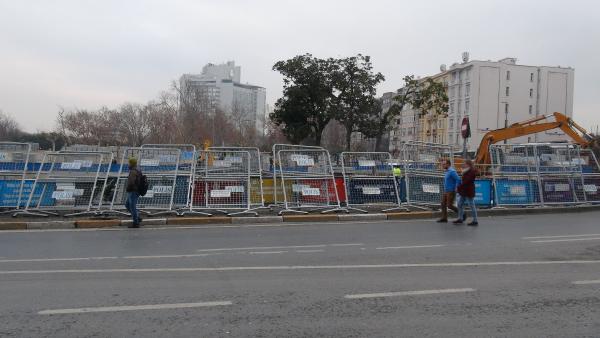 Taksim Meydanı'na polis bariyerleri getirildi