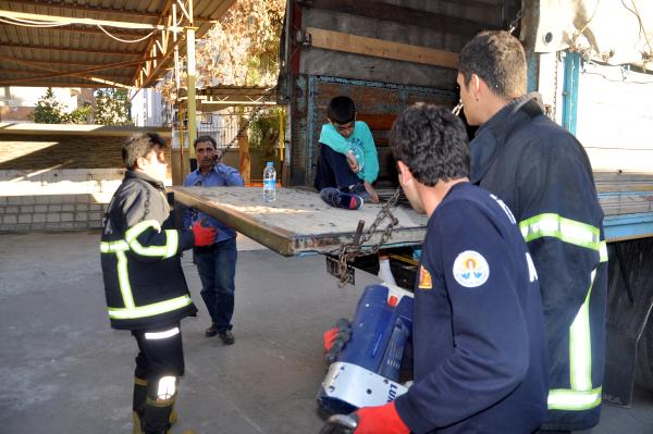 Okulda sıra taşıtılan öğrencinin ayağı kasaya sıkıştı