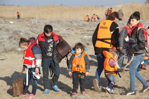 Geride kesilen pembe tokalı saçlarını bıraktı