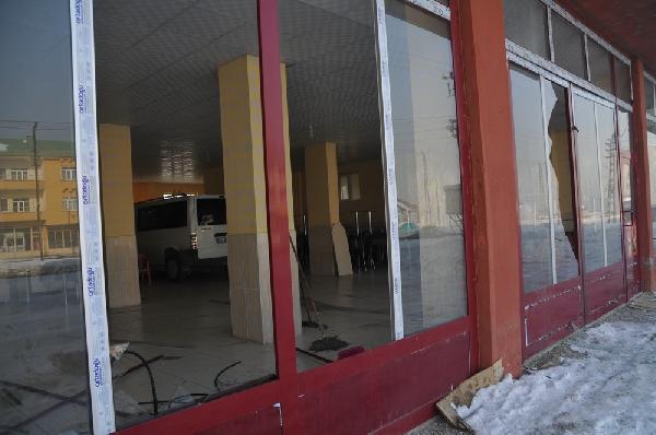 Yüksekova'da menfeze yerleştirilen bomba patladı, binalar zarar gördü