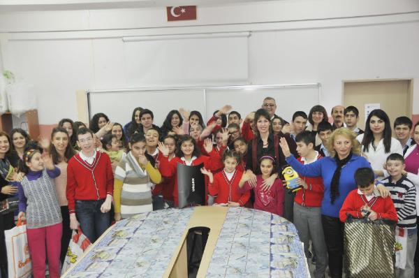 Engelli çocuklar yeni yıl için hayal ettikleri hediyeleri aldılar