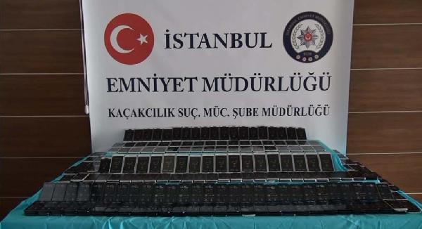 Otomobilin giz bölmesinde  283 cep telefonu ele geçirildi