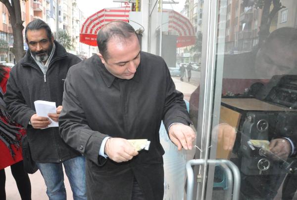 Mühürü söktüğü için dava edilen gazeteci beraat etti (2)- yeniden
