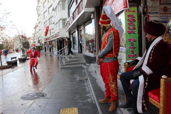 Bolu'da BBP'lilerden 'Noel Baba' piyesli yılbaşı protestosu