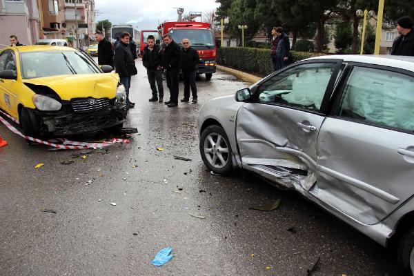 Taksi ile otomobil çarpıştı: 2 yaralı