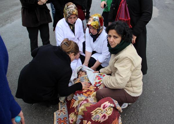 Kazada yaralanan öğretmenin üzerine üşümemesi için kilim örtüldü