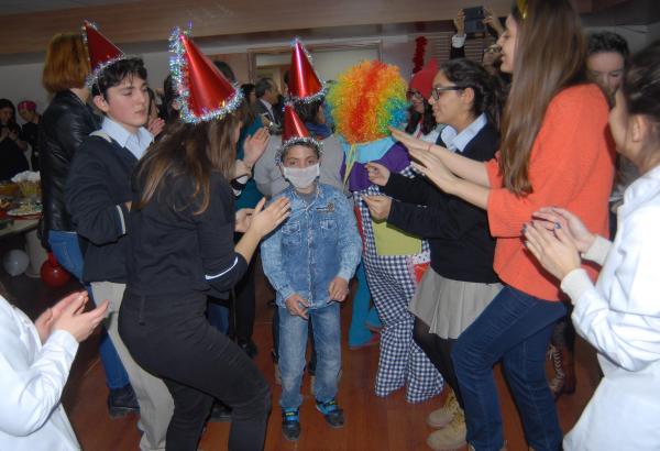 Lösemiyi yenen çocuklarla yeni yıl kutlaması