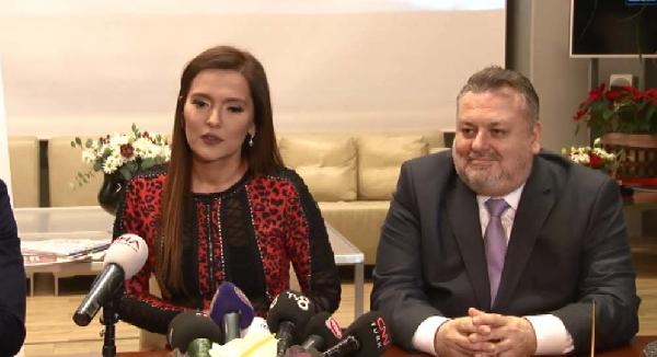 Demet Akalın'a DMC'den altın plak