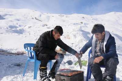 Hakkari'de kar üstünde mangal ve kayak keyfi