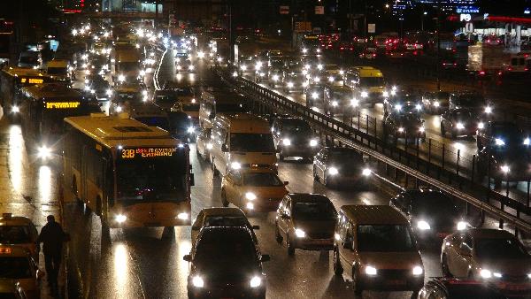 İstanbul'da kar yağışı nedeniyle trafik yoğun...