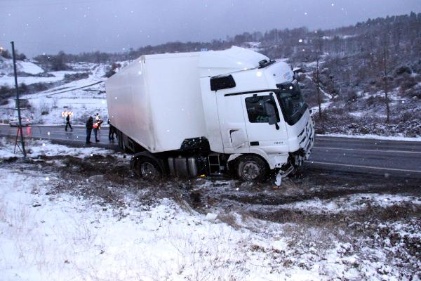 Karda kayan TIR, su kanalına düştü: 2 yaralı