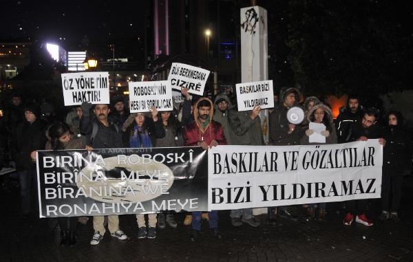 Gözaltıları protesto ederken gözaltına alındılar
