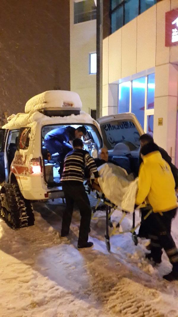 Huzurevindeki hasta, kar yağışı nedeniyle paletli ambulansla hastaneye götürüldü