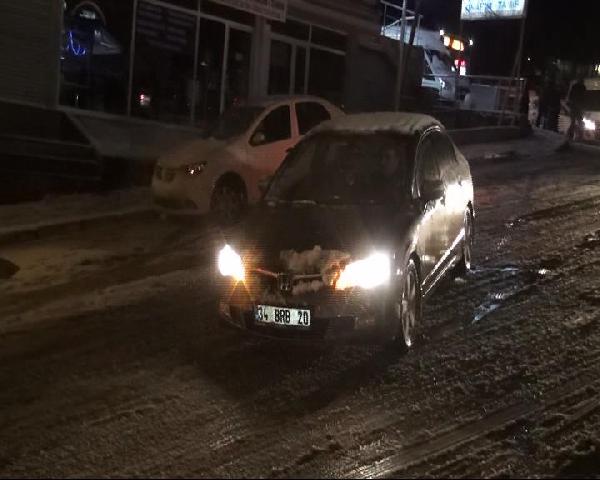 Maltepe'de buz pistine dönen yol sürücülere zor anlar yaşattı