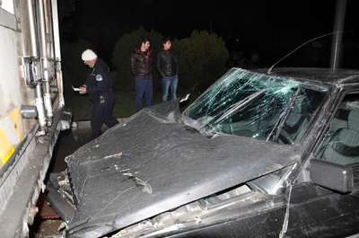 Kırmızı ışıkta bekleyen kamyonun altına girdi: 2 yaralı