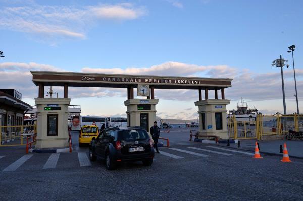 Çanakkale'de feribot seferlerine fırtına engeli