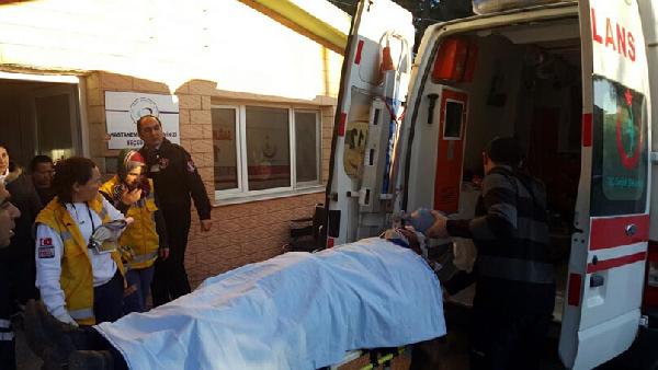 Kula'da otomobil tarlaya uçtu, 3 yaralı