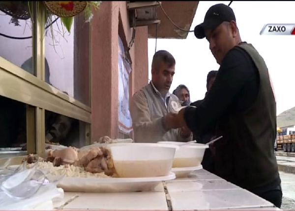 Barzani vakfından Türkiye’ye dönemeyen Türk şoförlere yemek