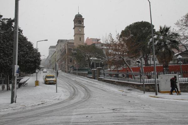 Balıkesir'de kar kırsal kesimdeki 136 mahallenin yolunu ulaşıma kapattı