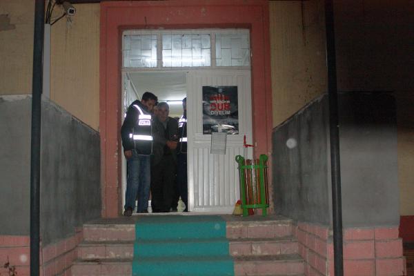 Camide hırsızlık yaptı, gözaltına alındı