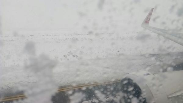 Havalimanında uçak kuyruğu...