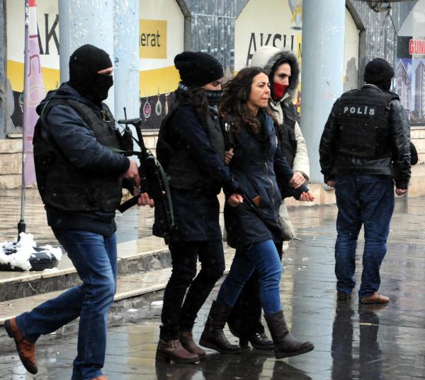 Diyarbakır'da izinsiz yürüyüşe müdahale edildi: 3 polis yaralı