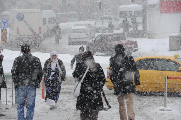 Hakkari'de kar yolları kapattı