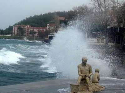 Çanakkale'de fırtına etkisini sürdürüyor