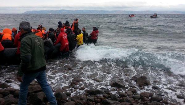 Bulamaç Adası'nda mahsur kalan 100 sığınmacı fırtına nedeniyle kurtarılamadı