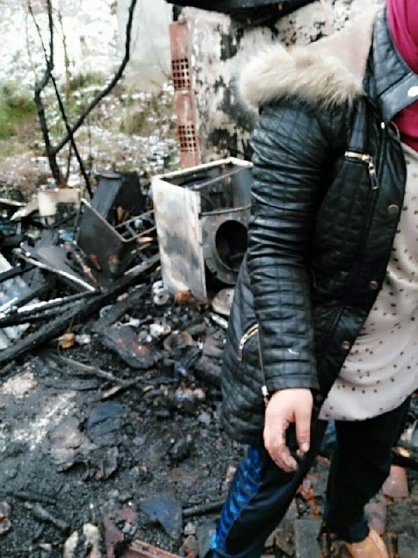 Bacadan çıkan yangın ahşap evi küle çevirdi