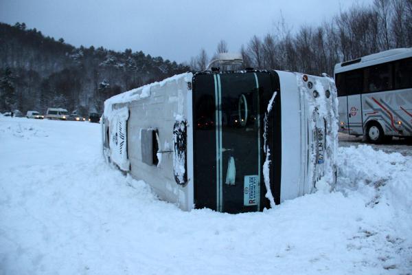 Zonguldak’ta midibüs devrildi: 4 yaralı